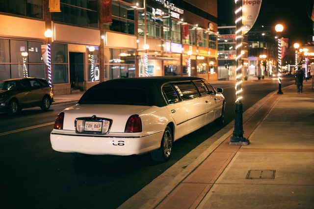 The Ultimate in Luxury: Hiring a Limo for Your Wedding